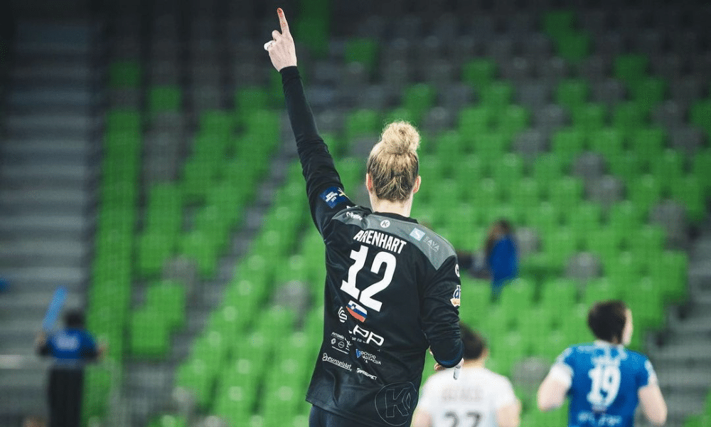 Babi Arenhart vibra com defesa no jogo do Krim Mercator da Champions League de handebol feminino