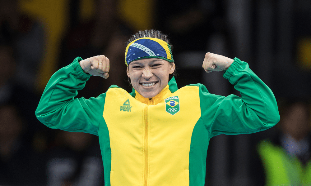 Beatriz Ferreira faz força com os músculos em comemoração; ela estará nos Jogos Pan-Americanos de Santiago-2023 no boxe