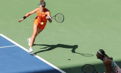 Na imagem, Bia Haddad tenta alcançar a bolinha durante o ponto. Ela irá jogar no WTA 500 de San Diego
