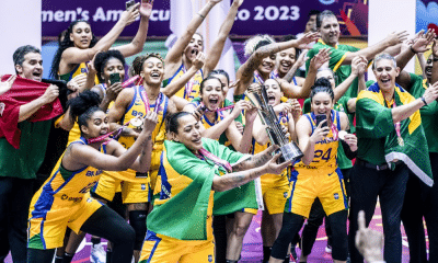 Jogadoras do Brasil erguem taça e comemoram título da AmeriCup de basquete feminino, que fez o país subir no ranking mundial da FIBA