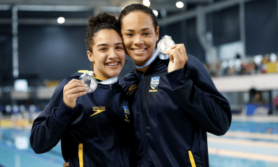 Celine Bispo posa com medalha do Campeonato Sul-Americano Juvenil de Esportes Aquáticos