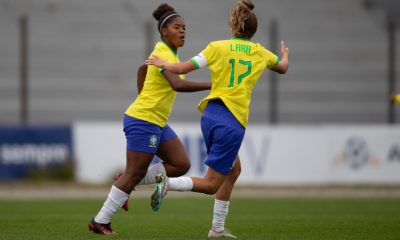 Na imagem, Kaylaine e Lara comemoram gol da Seleção Feminina.