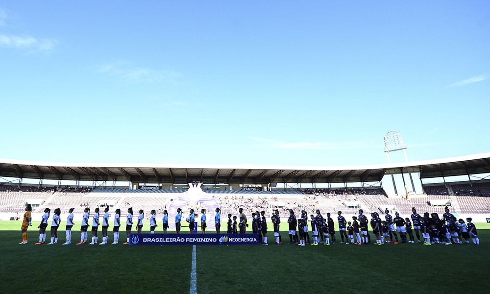Na imagem, times do Corinthians e da Ferroviária perfilados antes da final do Brasileirão Feminino.