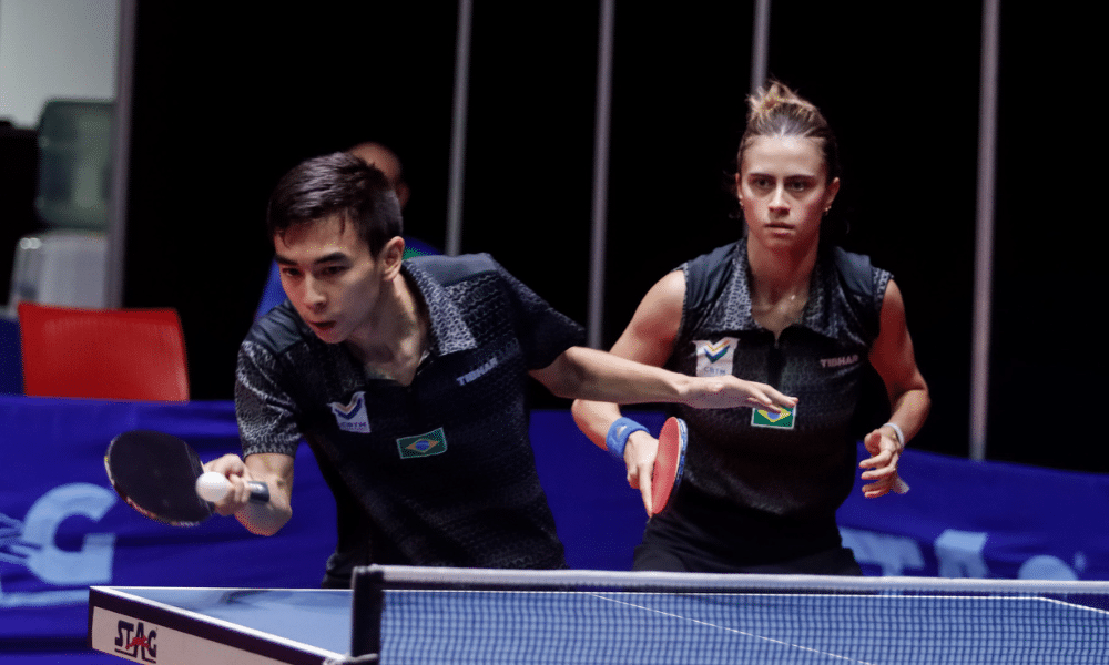 Bruna Takahashi e Vitor Ishiy em ação no Pan-Americano de tênis de mesa