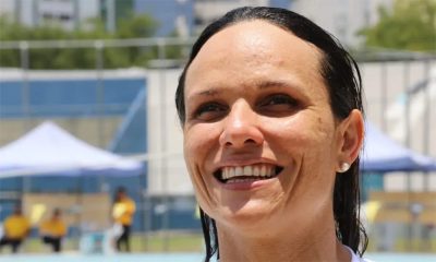 Na imagem, a pernambucana Carol Santiago sorrindo para a foto durante o Meeting Paralímpico Loterias Caixa do Recife.