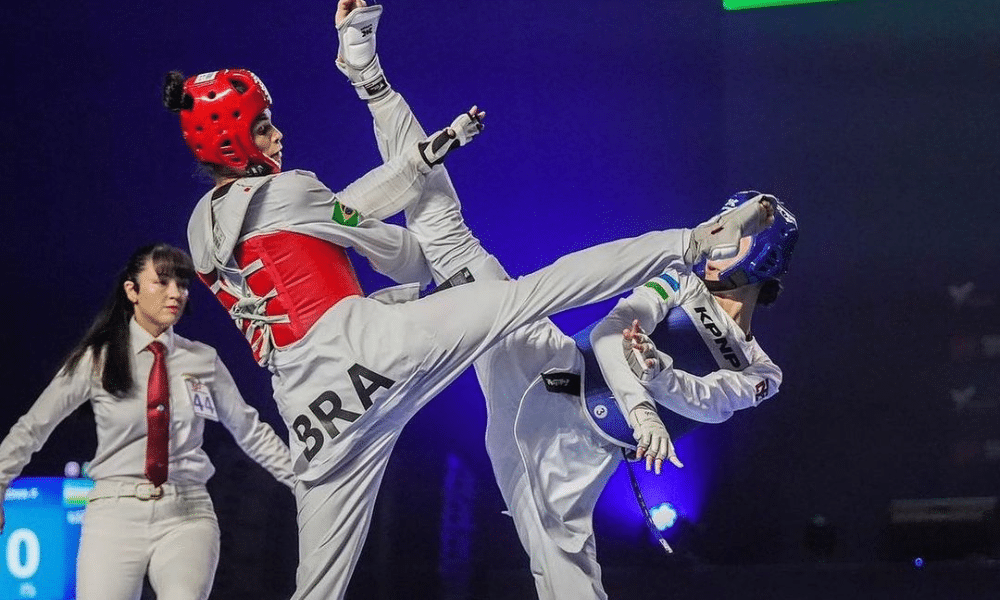 Caroline Santos em ação durante o Mundial de taekwondo; ela é uma das convocadas para os Jogos Pan-Americanos de Santiago-2023. Ela e Milena Titoneli brigaram por vaga olímpica