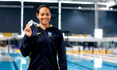 Celine Bispo sorri com medalha do Campeonato Sul-Americano de Esportes Aquáticos
