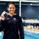 Celine Bispo sorri com medalha do Campeonato Sul-Americano de Esportes Aquáticos