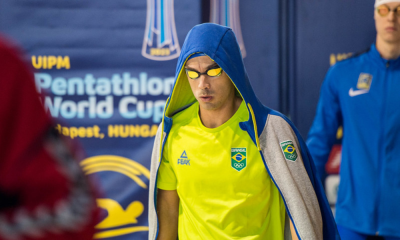 Danilo Fagundes, do pentatlo moderno, entra na piscina para prova de natação.