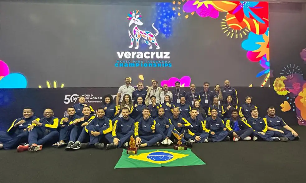 Delegação brasileira posa para foto no Campeonato Mundial de Parataekwondo