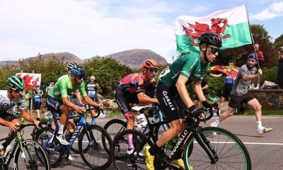 Ciclista Nícolas Sessler (à direita) liderando o pelotão na Volta da Grã-Bretanha (Divulgação/The Tour of Britain)