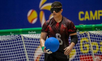 Sharlley Silva usa uniforme vermelho e preto da Apace, com um número 6 estampado ao centro, e segura a bola em suas mãos no Brasileiro de goalball (Foto: Taba Benedicto/CBDV)