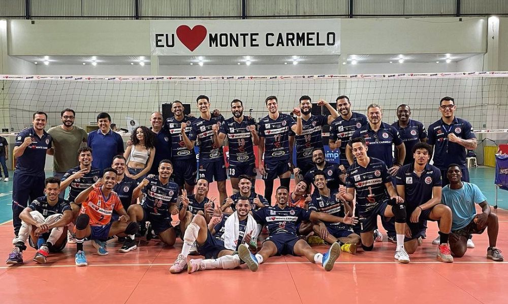 Time do Monte Carmelo, participante do Campeonato Mineiro de vôlei masculino (Reprodução/Instagram/@voleimontecarmelo)