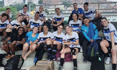 Equipe do Pinheiros comemorando a segunda vitória da Liga Nacional Feminina (Reprodução/Instagram/@ecpinheiros)