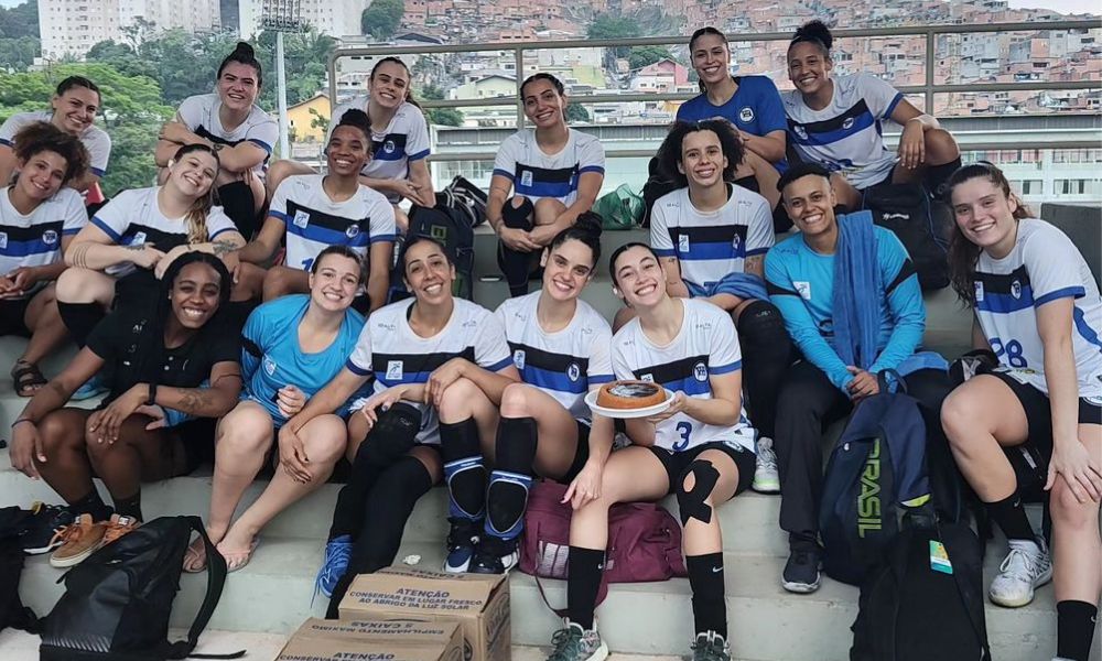 Equipe do Pinheiros comemorando a segunda vitória da Liga Nacional Feminina (Reprodução/Instagram/@ecpinheiros)