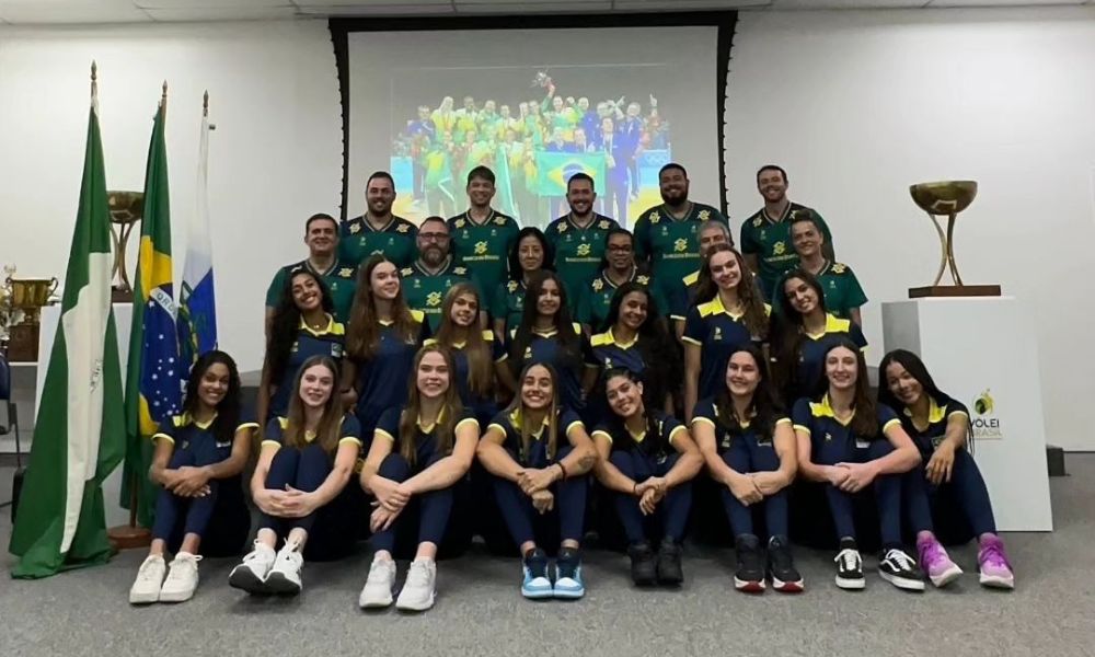 Seleção brasileira sub-17 de vôlei feminino, comandada pela ex-jogadora Fofão (Reprodução/Instagram/@fofaosete)