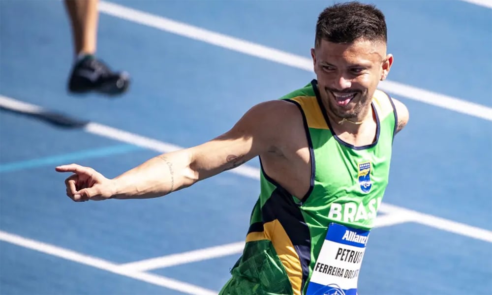 Na imagem, Petrúcio Ferreira comemorando vitória. Ele irá correr em Santiago-2023