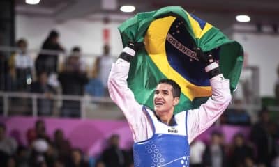 Edival Pontes, o Netinho, com banderia do Brasil após medalha no taekwondo no Pan de Lima em 2019
