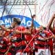 Na imagem, time do Flamengo levantando a taça de campeão Brasileiro Sub-20.