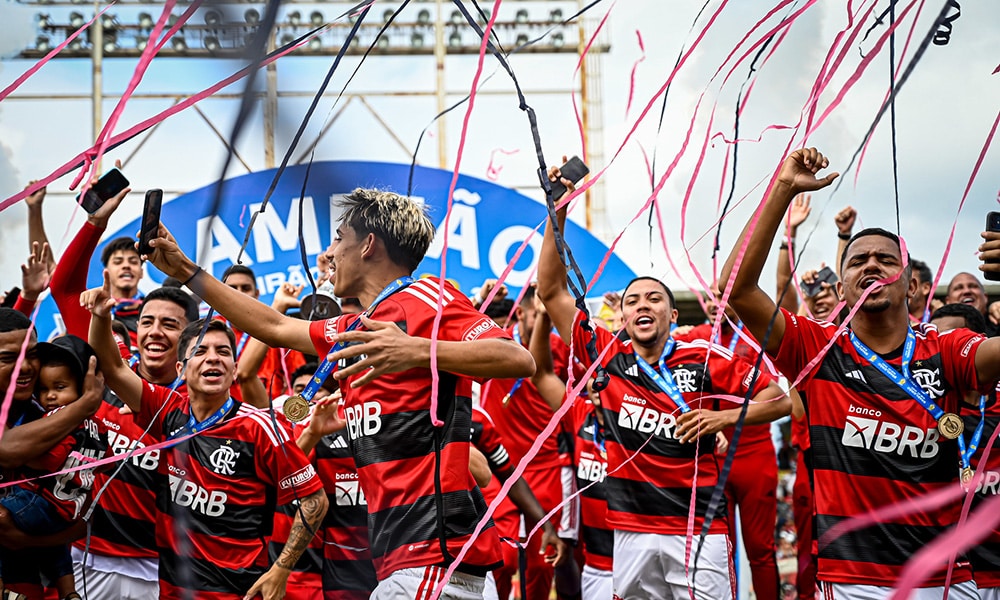 Na imagem, time do Flamengo levantando a taça de campeão Brasileiro Sub-20.