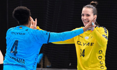 Gabi Moreschi sorridente cumprimenta companheira do Bietigheim após vitória na Champions League de handebol feminino