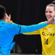 Gabi Moreschi sorridente cumprimenta companheira do Bietigheim após vitória na Champions League de handebol feminino