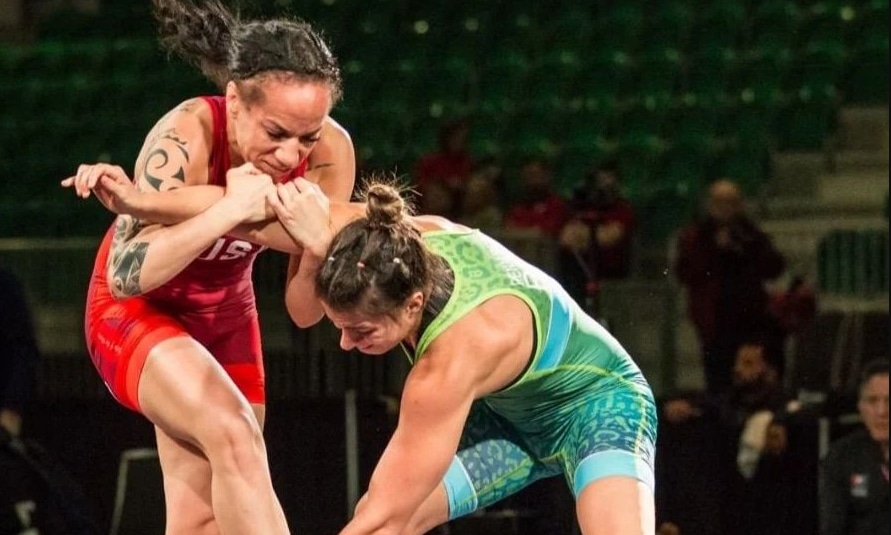 Na imagem, Giullia Penalber abaixada, tentado buscar a perna da adversária.