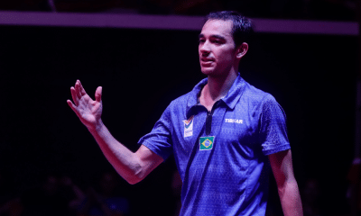 Hugo Calderano cumprimenta adversário após vitória da equipe do Brasil no Pan-Americano de tênis de mesa