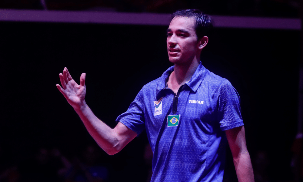 Hugo Calderano cumprimenta adversário após vitória da equipe do Brasil no Pan-Americano de tênis de mesa