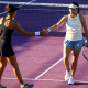 Ingrid Martins e Angela Kulikov se cumprimentam após ponto no WTA 1000 de Guadalajara
