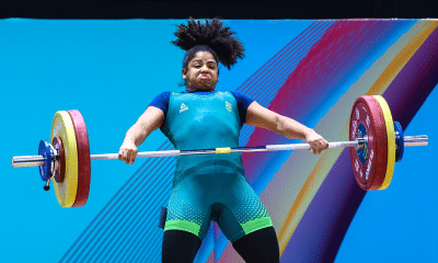 Laura Amaro ergue barra durante disputa do Mundial de levantamento de peso