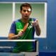 Lucas Carvalho olha para bola enquanto se prepara para fazer saque