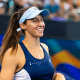 Luisa Stefani sorridente após voltar ao top-10 do ranking mundial de tênis depois do US Open