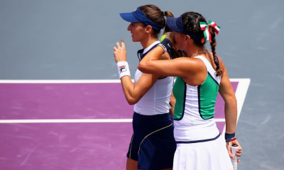 Luisa Stefani e Olmos conversam durante o WTA 1000 de Guadalajara