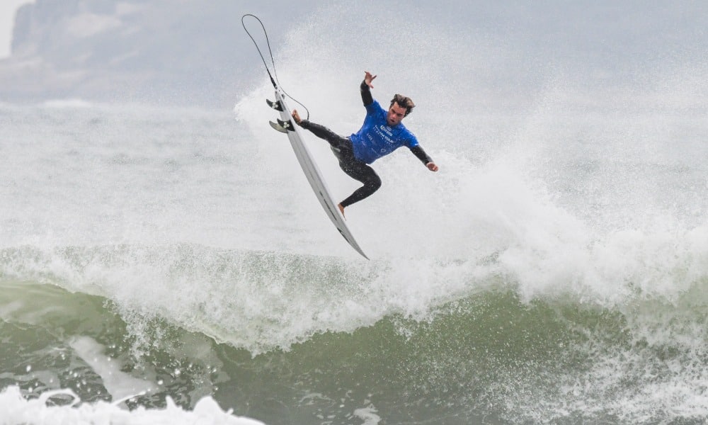 Mateus Herdy durante um aéreo no Dream Tour de surfe em Floripa datas