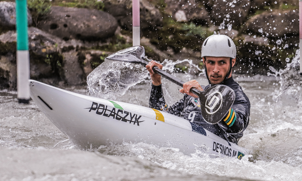 Mathieu Desnos competindo em prova de canoagem slalom