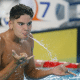 Nadador brasileiro comemora após vencer prova no Campeonato Sul-Americano Juvenil de Esportes Aquáticos