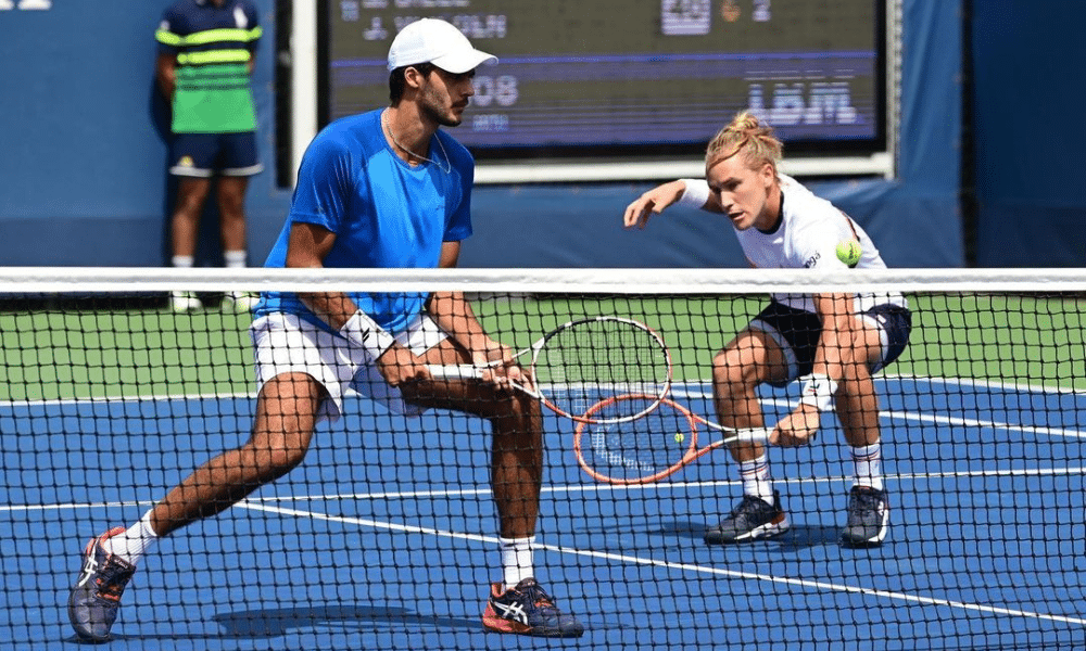 Rafael Matos e Francisco Cabral durante disputa do ATP 250 de Chengdu; Marcelo Demoliner perdeu