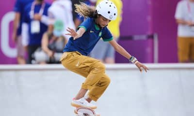 Na imagem, Rayssa Leal executando manobra com skate que foi doado.