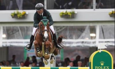 Na imagem, Rodrigo Pessoa, com seu cavalo Major Tom, saltando obstáculo.