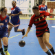 Jogadora do Sport conduz a bola no Brasileiro de handebol; Clube Português e Santa Cruz