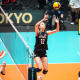 Jogadora da Turquia levanta bola durante jogo contra o Japão no Pré-Olímpico de vôlei feminino