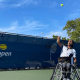 Ymanitu Silva joga a bola no alto para fazer saque em jogo do US Open