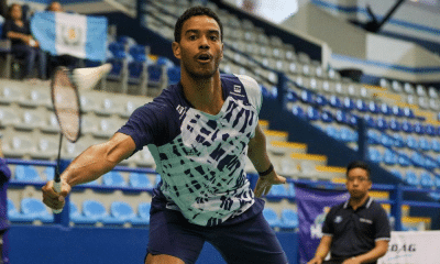 Ygor Coelho faz movimento de ataque com a raquete e peteca no Internacional da Bélgica de badminton - Canadá; Jonathan Matias