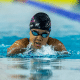 Alessandra Oliveira fazendo o movimento do nado peito na piscina em prova da Seletiva para o Parapan