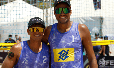 Arthur e Adrielson posam para foto após vencerem o duelo das quartas de final do TOP-12 de Fortaleza no Circuito Brasileiro de vôlei de praia