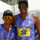 Arthur e Adrielson posam para foto após vencerem o duelo das quartas de final do TOP-12 de Fortaleza no Circuito Brasileiro de vôlei de praia