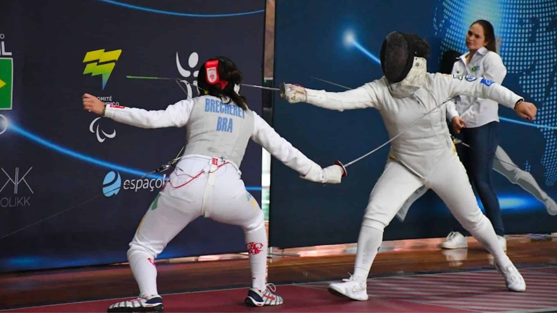 Carolina Brecheret e Gabriella Vianna disputaram a final do florete feminino no Brasileiro de Esgrima (Foto: Rosele Sanchotene/CBE)