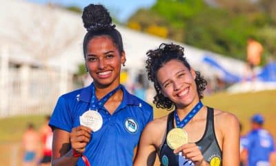 Maria Eduarda Barbosa e Arielly Rodrigues comemoram medalhas no Brasileiro Sub-23 de atletismo (Foto: Gustavo Alves/CBAt)