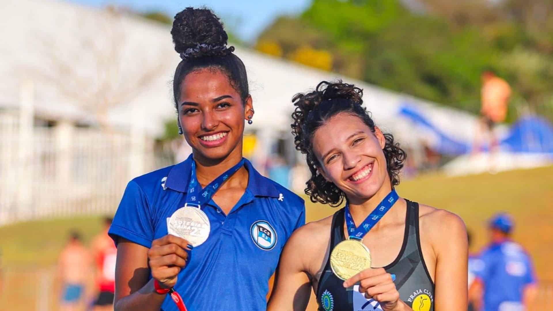 Maria Eduarda Barbosa e Arielly Rodrigues comemoram medalhas no Brasileiro Sub-23 de atletismo (Foto: Gustavo Alves/CBAt)